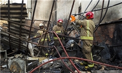 آتش‌سوزی در گاراژی به وسعت ۲ هزار مترمربع واقع در خیابان ولی‌عصر(عج)/ این حادثه مصدومی نداشت