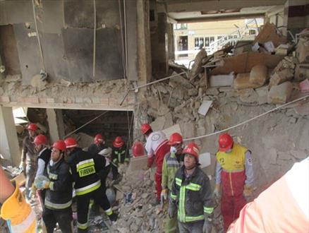 انفجار در مارلیک یک مفقود و پنج مصدوم برجای گذاشت/ سه طبقه ساختمان تخریب شده است/ انفجار باعث موج گرفتگی عابرین شده است