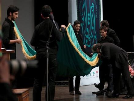 هدیه رهبر معظم انقلاب اسلامی به هیئت رزمندگان اسلام + عکس