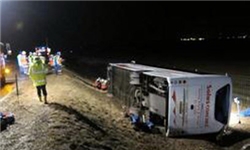 آسیب 26 مسافر در برخورد اتوبوس با کامیون در سمنان