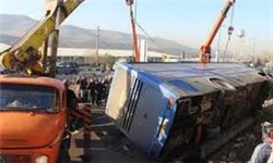 مصدومیت ۲۰ مسافر به دلیل واژگونی اتوبوس در مرودشت