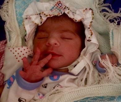 تصویر نخستين نوزاد دختر متولد شده در سالروز ولادت حضرت معصومه (س) در شهرستان خاش