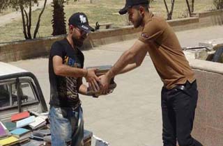 عراقی‌ها برای بازسازی کتابخانه موصل کتاب اهدا می‌کنند + تصاویر 