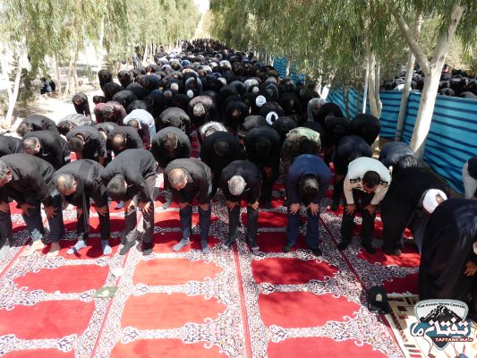 اقامه نماز ظهر تاسوعا در شهرستان خاش به روايت تصوير