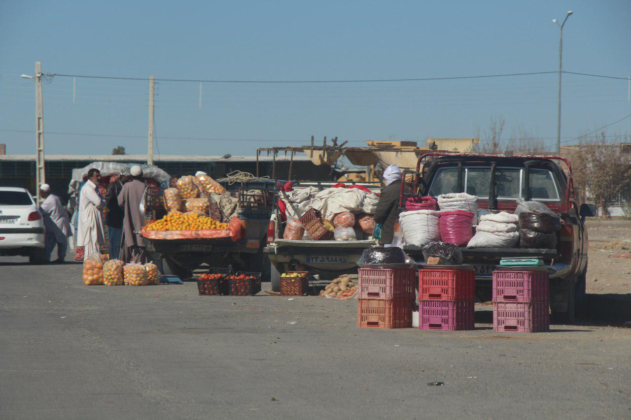 گزارش تصویری/ شهرستان خاش در محاصره وانت های دستفروش و شغل های کاذب