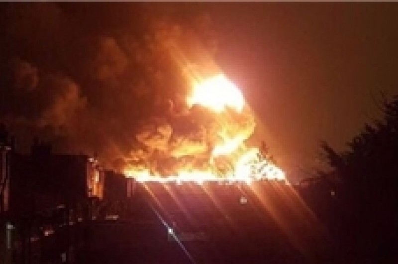 آتش‌سوزی گسترده در کارخانه رنگ در لندن/ اعزام بیش از 90 آتش‌نشان