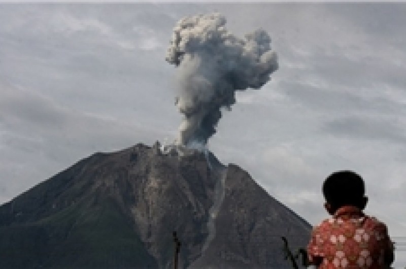 خارج شدن دود و خاکستر از آتش‌فشان سینابونگ در اندونزی+تصاویر