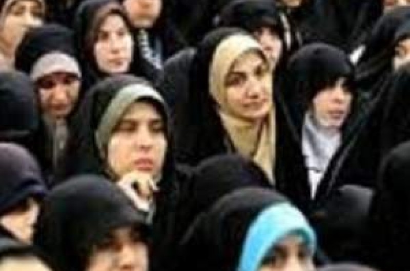 زنان با رعایت حجاب و عفاف درعرصه های گوناگون نقش آفرینی کردند/ بانوان ایرانی با بصیرت و هوشیاری کامل مراقب دسیسه های دشمنان باشند