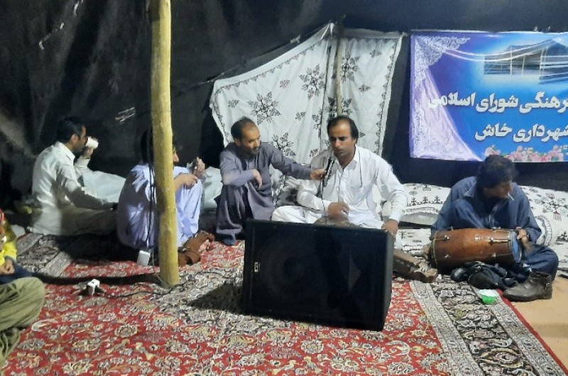 استقبال از گردشگران با نوای موسیقی سنتی در سیاه چادرهای عشایری ‌