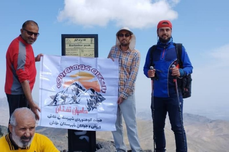 صعود گروه کوهنوردی باشگاه حامیان تفتان خاش ،سیستان و بلوچستان به قله برف انبار قم با ارتفاع3200متر انجام شد