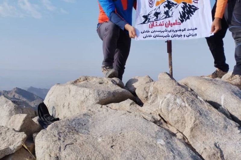 کوهنوردان خاشی قله دومیر بام استان مرکزی را فتح کردند