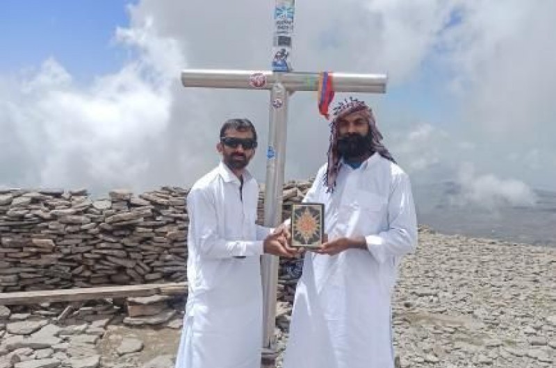 بالابردن قرآن مجید در قله آراگاتس بام کشور ارمنستان توسط کوهنوردان خاشی/ ورزشکاران ترویج دهندگان فرهنگ یک کشور هستند