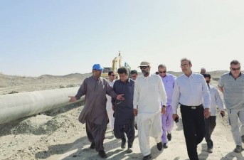 بازدید میدانی فرماندار و مدیر عامل آب و فاضلاب استان از پروژه آبرسانی خاش