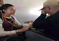 مهمانداری که اشک مسافر را درآورد+عکس 
