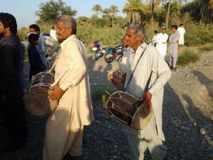  آئين«جُل بندی» سنت قديمي و مهم در مراسمات ازدواج و عروسي قوم بلوچ/ از برپايي مراسم حِنا دوزکی تا حمام داماد در رودخانه 