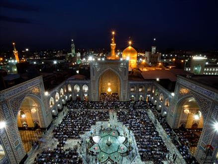 بارگاه ملکوتی امام رضا(ع) در شب ناآرام مشهد پذیرای زائران و مجاوران بود