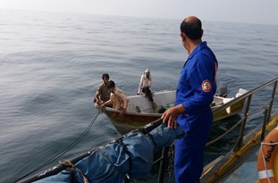 نجات جان ٣ صياد توسط مركز جستجو و نجات دريايي بندر چابهار