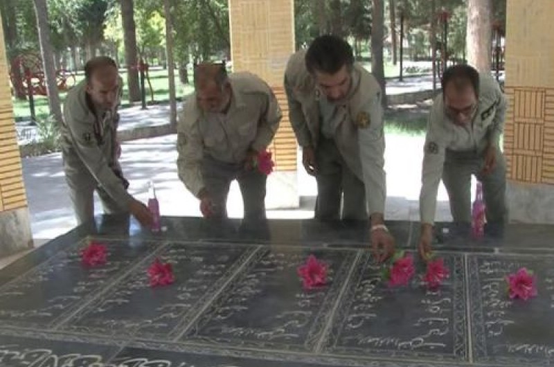 گلزار شهداي گمنام شهرستان خاش توسط محيط بانان گلباران شد/ شهروندان با تشکیل نهادهای مردمی در حوزه محیط زیست مشارکت فعال تری داشته باشند