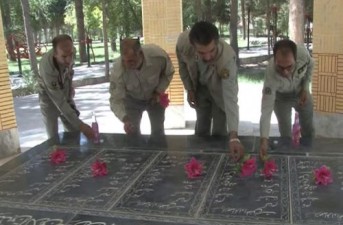 گلزار شهداي گمنام شهرستان خاش توسط محيط بانان گلباران شد/ شهروندان با تشکیل نهادهای مردمی در حوزه محیط زیست مشارکت فعال تری داشته باشند