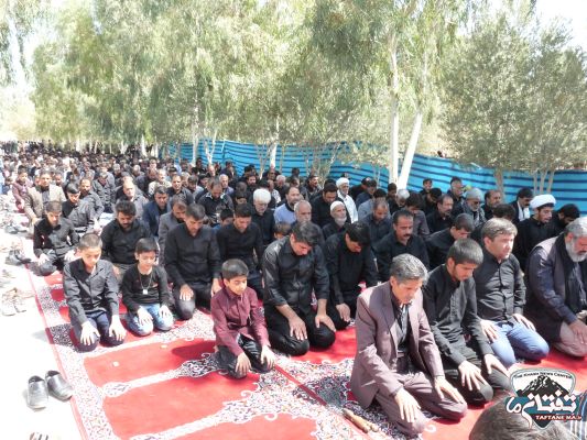 اقامه نماز ظهر تاسوعا در شهرستان خاش به روايت تصوير