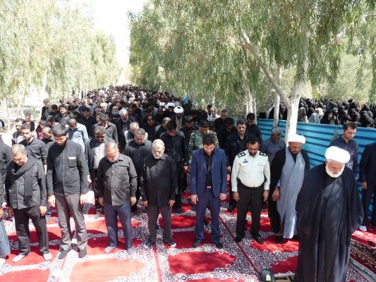 اقامه نماز ظهر تاسوعا در شهرستان خاش به روايت تصوير