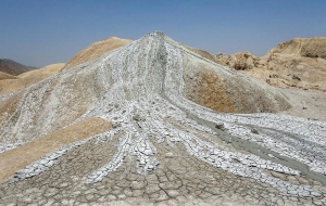 گزارش تصویری از  گل فشان پیرگل خاش زیبا و دیدنی / اين اثر طبيعي همچنان در حسرت جاده است