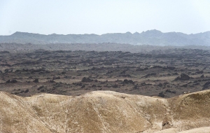 گزارش تصویری از  گل فشان پیرگل خاش زیبا و دیدنی / اين اثر طبيعي همچنان در حسرت جاده است