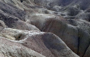 گزارش تصویری از  گل فشان پیرگل خاش زیبا و دیدنی / اين اثر طبيعي همچنان در حسرت جاده است