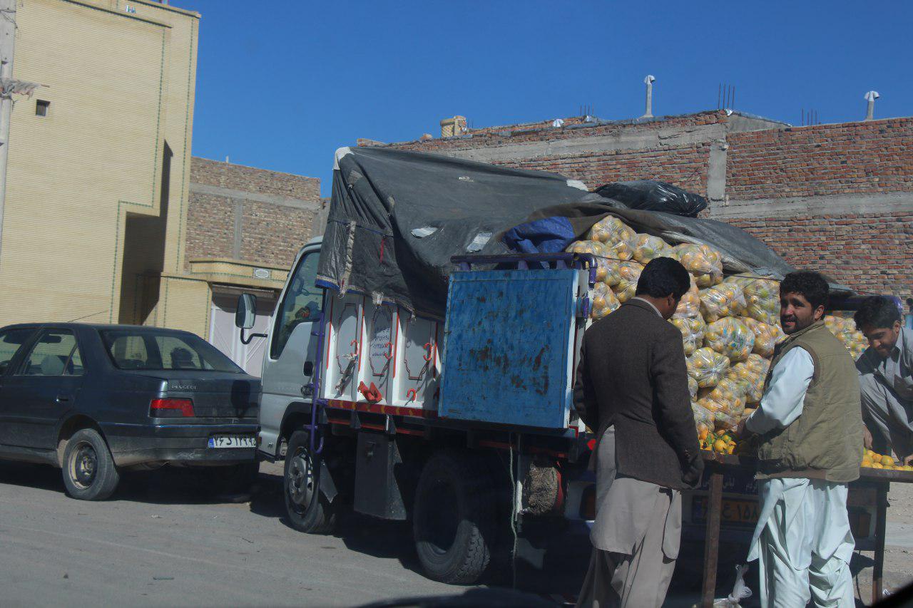 گزارش تصویری/ شهرستان خاش در محاصره وانت های دستفروش و شغل های کاذب