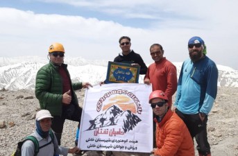 صعود گروه کوهنوردی حامیان تفتان به قله شاهان بام اصفهان