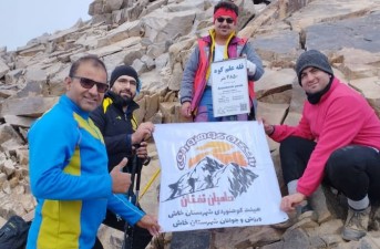 ورزشکاران باشگاه کوهنوردی حامیان تفتان خاش سیستان و بلوچستان قله علم کوه در استان مازندران را فتح کردند