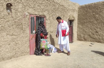 توزیع۱۴۰بسته معیشتی و بهداشتی در روستاهای کمتر برخوردار خاش وتفتان