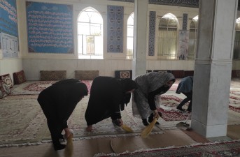 غبار روبی مسجد حضرت ابوالفضل در آستانه هفته تکریم مساجد توسط گروه‌های جهادی خواهر شهرستان خاش