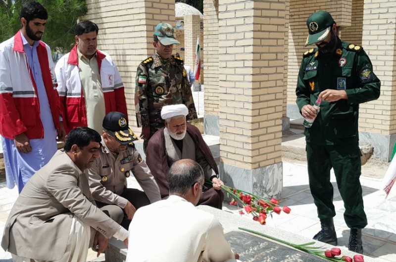 مزار مطهر شهدا در خاش غبارروبی و عطرافشانی شد