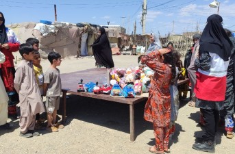 هلال‌احمر خاش به کودکان مناطق محروم اسباب‌بازی اهدا کرد  <img src="/images/picture_icon.gif" width="16" height="13" border="0" align="top">