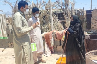 بازدید مسئولان مرکز بهداشت خاش از خانه بهداشت شهرک پیمان