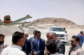 استاندار تفتان از کارخانه سنگ‌شکن بازدید کرد