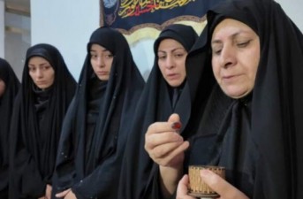 اهدای انگشتر متبرک رهبرانقلاب به خانواده شهید شایان‌فرد