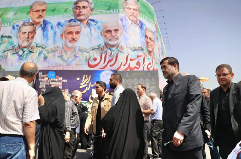 ملت و مسئولان در وداع با قهرمانان وطن