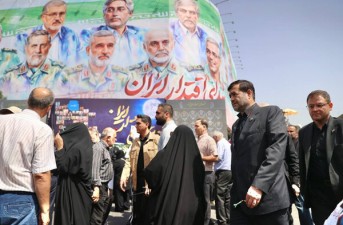 ملت و مسئولان در وداع با قهرمانان وطن
