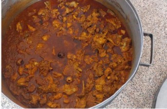 توزیع ۶۰۰ پرس غذای گرم و ۲۰ سبد مواد غذایی در ظهر عاشورا تفتان