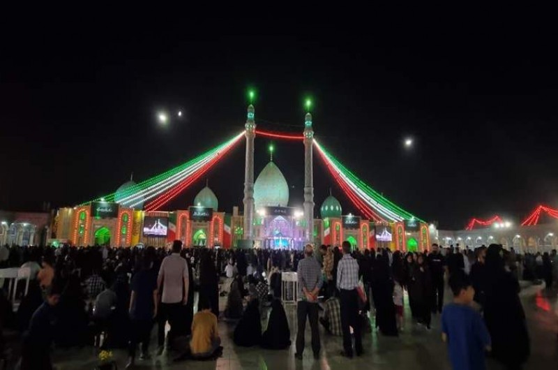 اهتزاز پرچم ایران روی گنبد مسجد مقدس جمکران