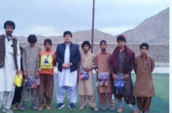 اهدای تجهیزات ورزشی به نوجوانان روستای شهید آیت