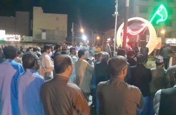 تداوم تجمع‌های شبانه مردم خاش در میدان امام حسین (ع)  <img src="/images/picture_icon.gif" width="16" height="13" border="0" align="top">