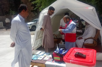 استقرار میز خدمت و غرفه سلامت هلال‌احمر برای خدمت‌رسانی به مردم