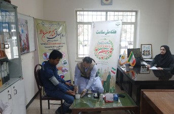 غربالگری و آموزش در خصوص بیماری فشارخون در ادارات خاش  انجام شد