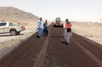 روکش آسفالت سه کیلومتر محور ایرانشهر خاش