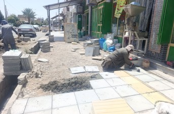 سنگ‌فرش پیاده‌روهای خیابان امام خاش با جدیت در حال اجراست
