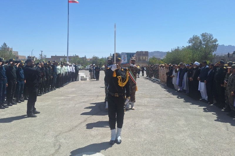 پیکر شهید «عبدالسلام کُرد» بر دستان مردم تشییع شد